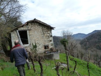 Al casolare a destra