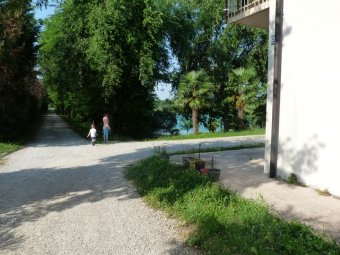Dopo una casa scendiamo a bordo lago