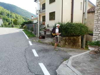 Scendiamo per la viuzza tra le case
