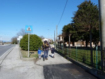 Verso destra per Via Medaglie d'Oro
