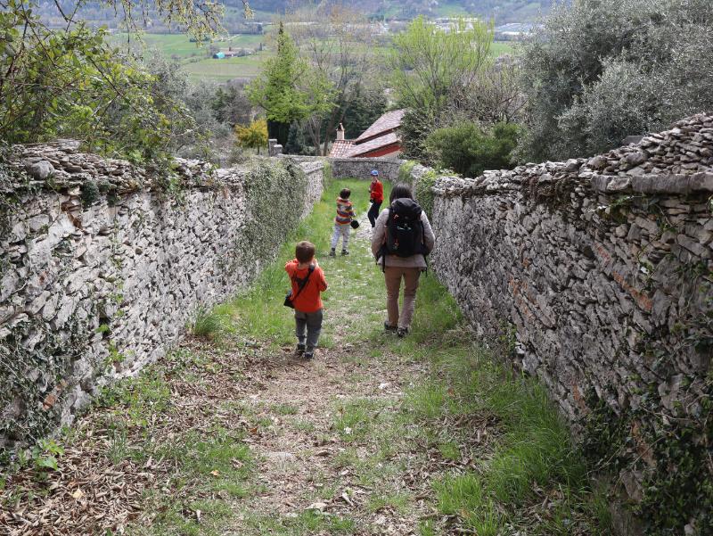 Sentiero davanti la Chiesa di San Giorgio