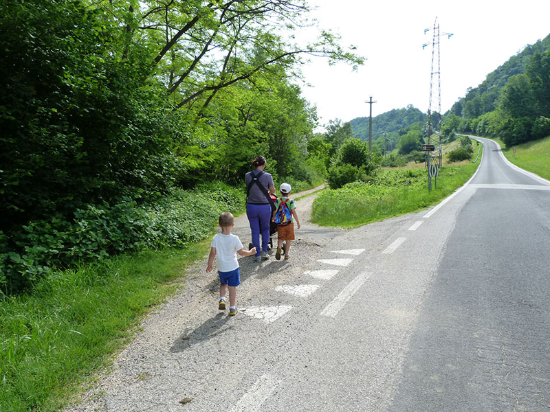 Deviamo a sinistra per strada di campagna