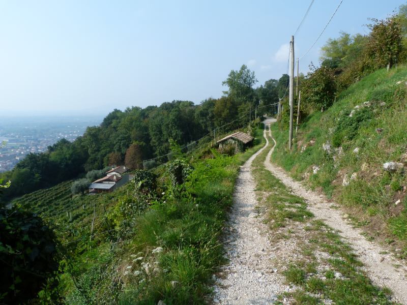 In piano lungo lo sterrato