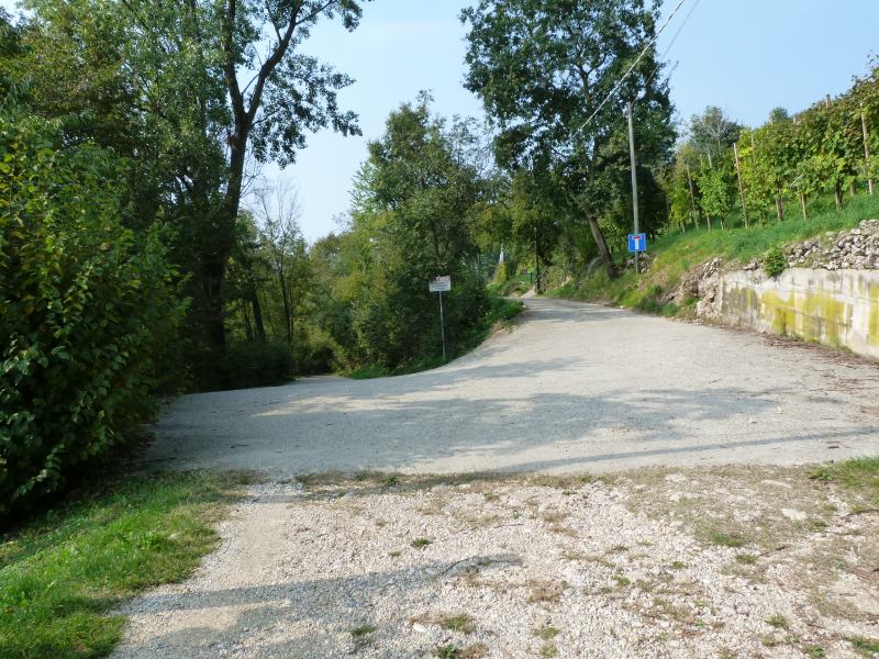 Raggiunta la strada asfaltata continuiamo in discesa