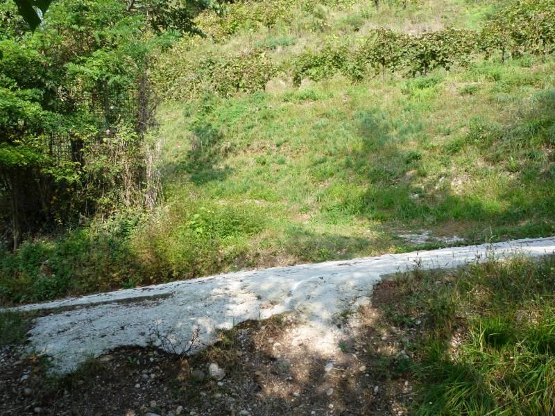 Alla strada cementata a destra