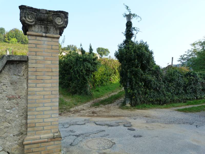 Sentiero a lato della Chiesa