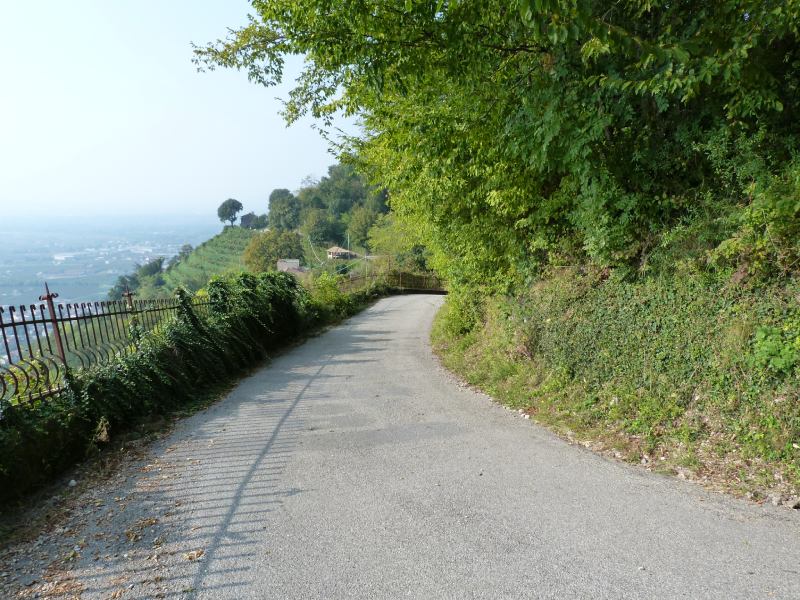 Si scende per la strada asfaltata