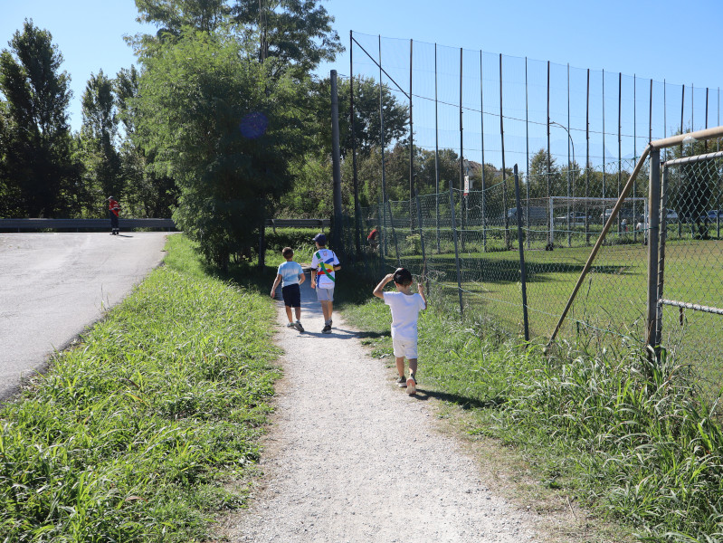 Viottolo a lato dei campi di calcio