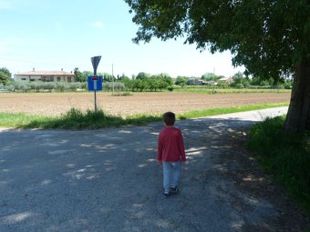 Al cartello di strada chiusa a destra