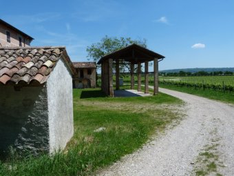 Passiamo accanto a un casolare
