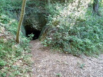 Passiamo accanto a una grotta