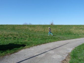 Saliamo per l'argine del Monticano