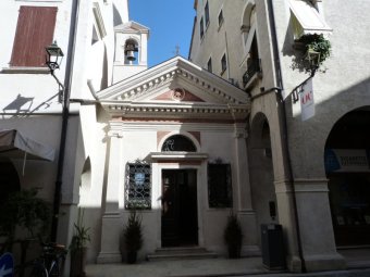 Chiesetta tra i palazzi