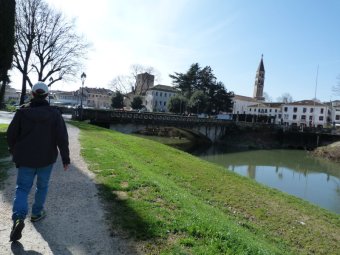 Raggiunto il ponte a destra