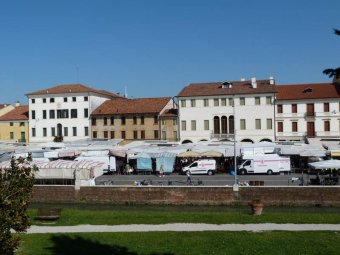 Mercato in piazza Giorgione