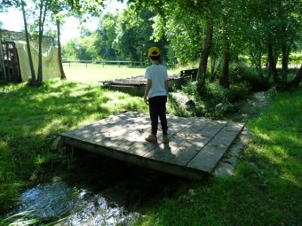 Attraversiamo il ponticello