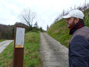Saliamo per la strada cementata a destra