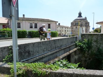 Attraversiamo il ponte e poi a destra