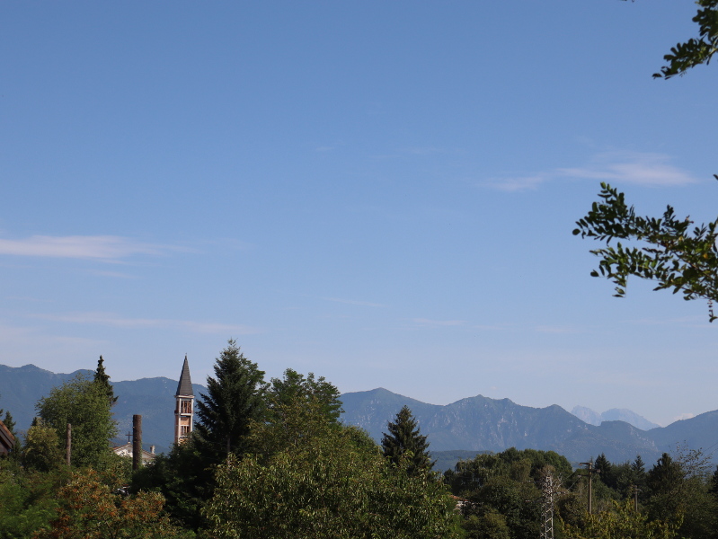 Compare il campanile di Santi Angeli
