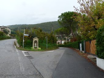 A destra in Via Follo