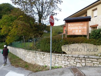 A destra in Via Menegazzi