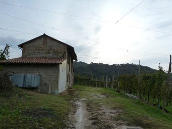 Passiamo accanto ad un casolare