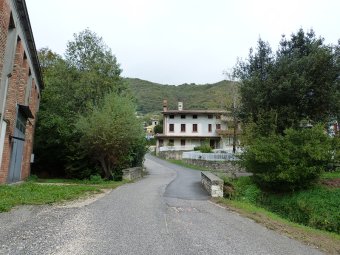 Attraversiamo ponticello sul Teva