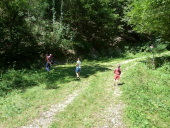 Al bivio a sinistra e poi seguiamo a ritroso il percorso dell'andata