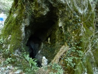 Anfratto roccia con grotta della Madonna