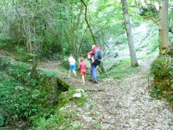 Attraversiamo il ponte di legno e andiamo a destra