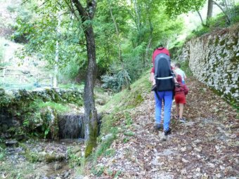 Proseguiamo lungo il muretto