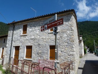 Seguiamo le indicazioni per la chiesa di Milies