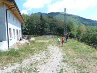 Camminiamo lungo perimetro della casera