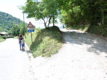 Raggiunta la strada asfaltata andiamo a destra