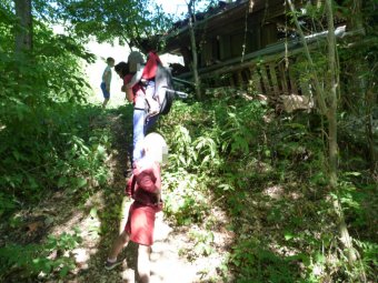 Sbuchiamo nei pressi di un fienle