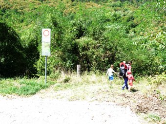 Prendiamo il sentiero che scende a destra