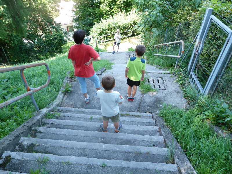 Scendiamo per scalinata