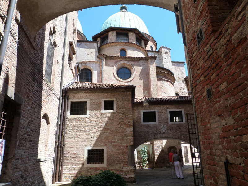 Vicolo dietro il Duomo