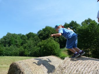 Salti sulle balle di fieno