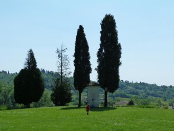 Capitello antistante la Chiesa